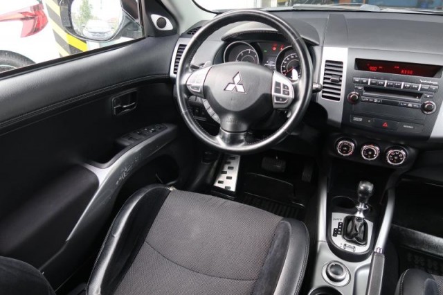 Mitsubishi Outlander  2.2 DI-D Instyle