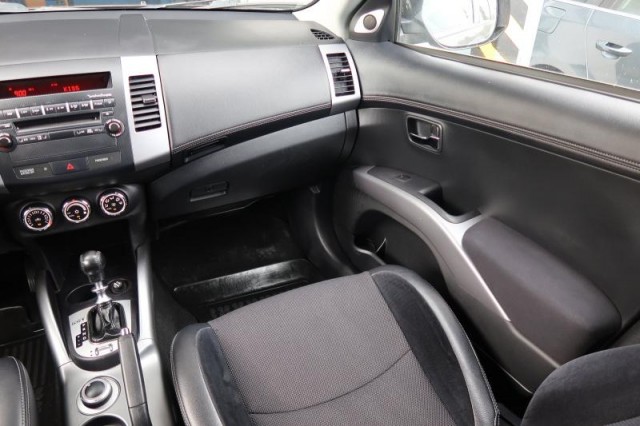 Mitsubishi Outlander  2.2 DI-D Instyle