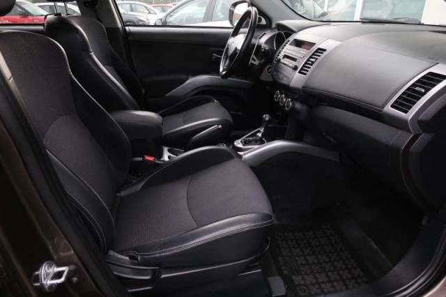 Mitsubishi Outlander  2.2 DI-D Instyle