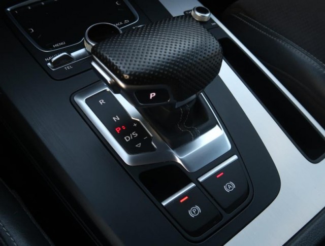 Audi Q5  3.0 TDI S line