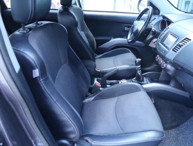 Mitsubishi Outlander  2.2 DI-D Intense