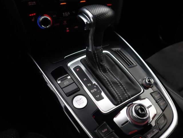 Audi Q5  3.0 TDI S line