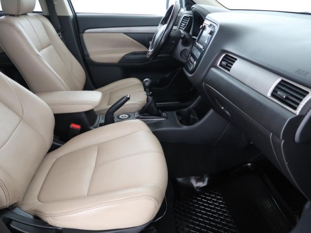 Mitsubishi Outlander  2.2 DI-D 