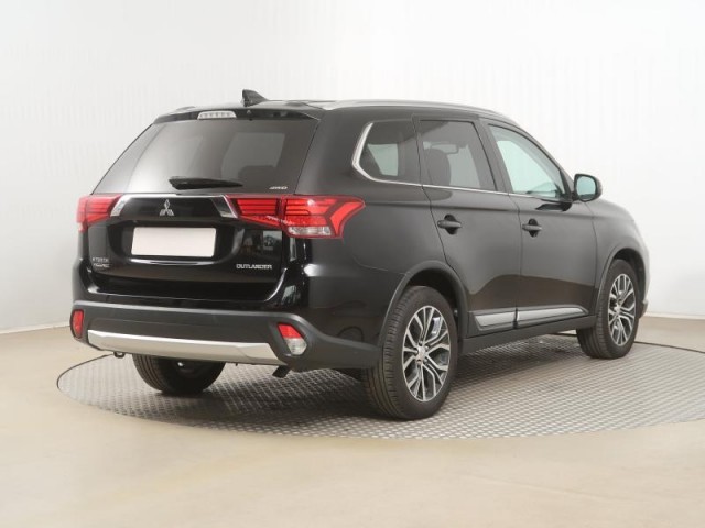 Mitsubishi Outlander  2.2 DI-D Intense