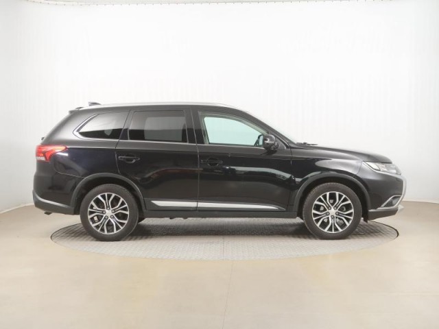 Mitsubishi Outlander  2.2 DI-D Intense