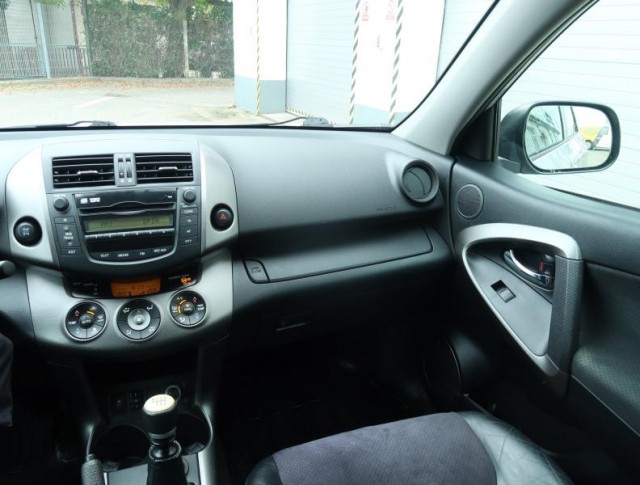 Toyota RAV 4  2.0 VVT-i 