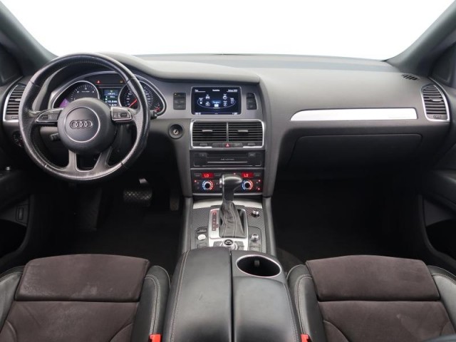 Audi Q7  3.0 TDI .