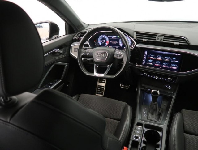 Audi Q3  40 TFSI S line
