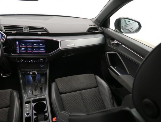 Audi Q3  40 TFSI S line