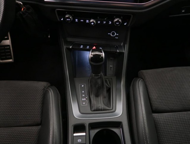 Audi Q3  40 TFSI S line