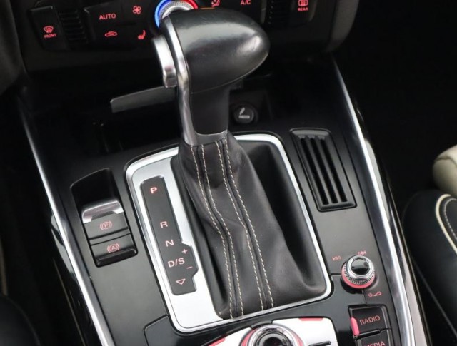 Audi Q5  2.0 TDI S line