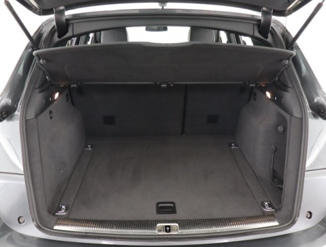 Audi Q5  3.0 TDI S line