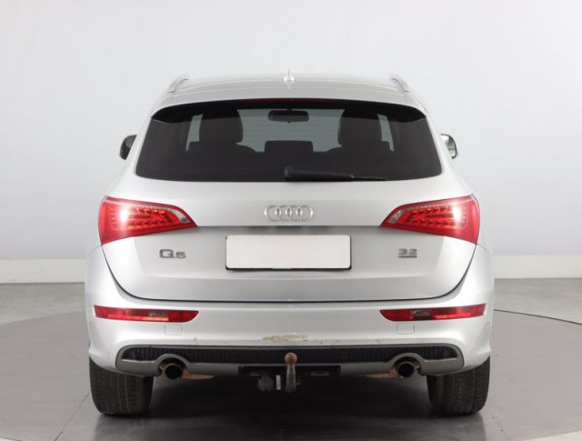 Audi Q5  3.2 FSI 