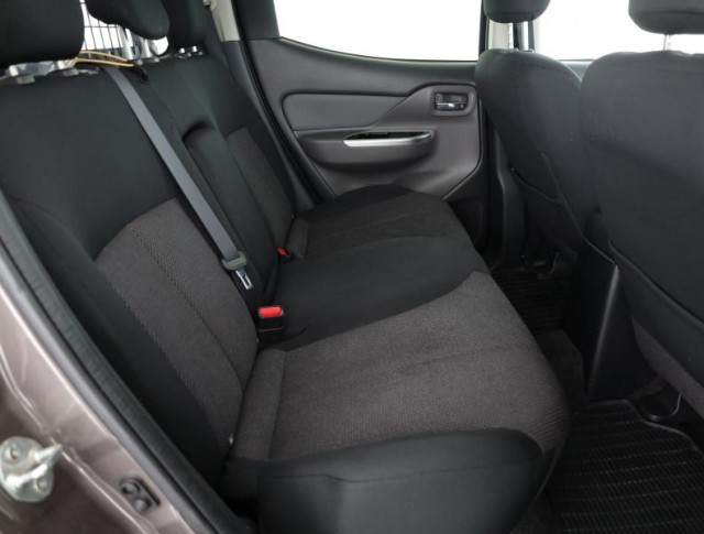 Mitsubishi L200  2.4 DI-D Invite