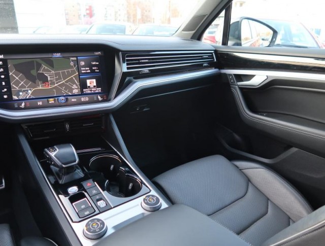 Volkswagen Touareg  3.0 TDI R-Line