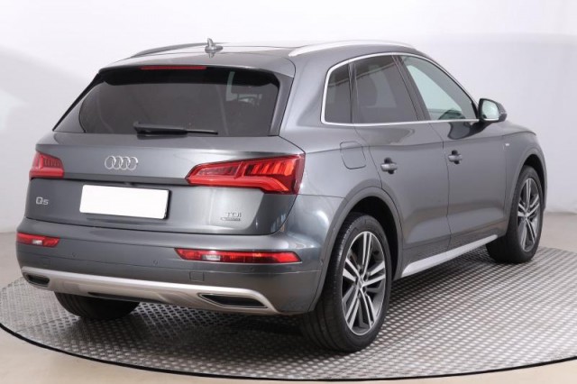 Audi Q5  2.0 TDI S line