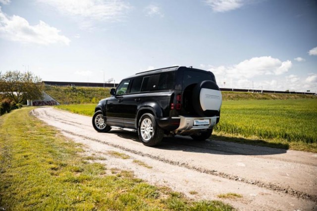 Land Rover Defender  P400 AWD 