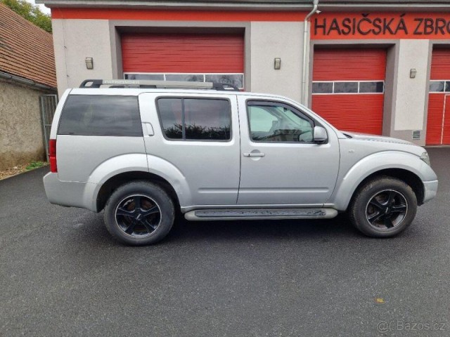 Nissan Pathfinder 2,5   Nissan Pathfinder DCi, 1