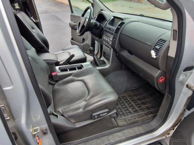 Nissan Pathfinder 2,5   Nissan Pathfinder DCi, 1