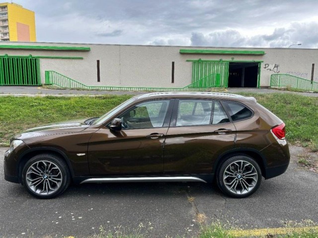 BMW X1 S POCTIVÝM NÍZKÝM NÁJEZDEM