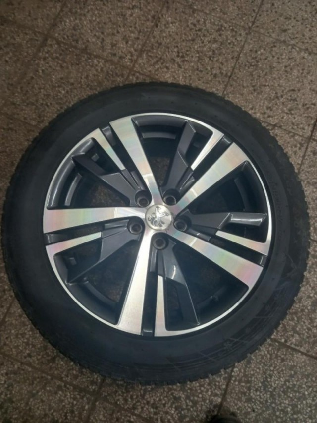 Peugeot 5008 1,6   rok výroby 2020