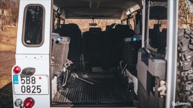 Land Rover Defender 2,4
