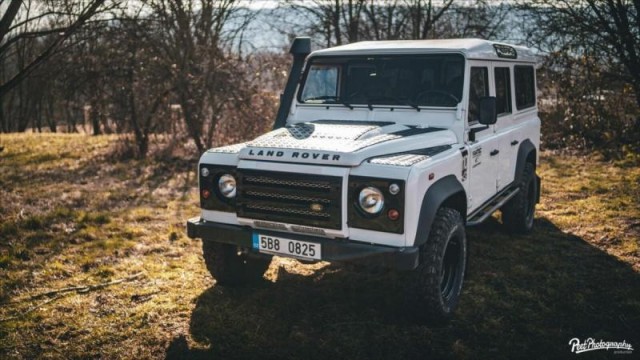 Land Rover Defender 2,4
