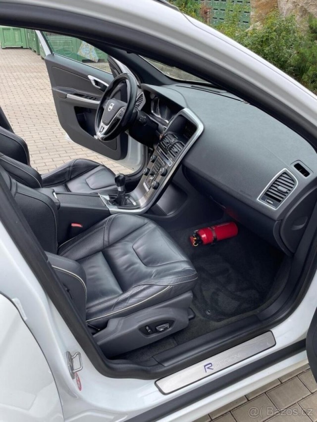 Volvo XC60 2,4   D5 R-DESING 158kW 10/201