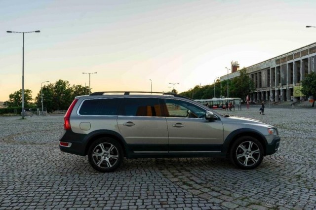 Volvo XC70 2,4   D5 2013, 4x4 – Výborný s