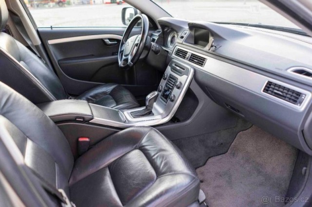 Volvo XC70 2,4   D5 2013, 4x4 – Výborný s