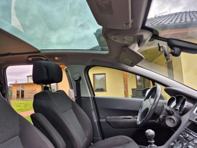 Peugeot 5008 HDI, 7 míst, panar.okno