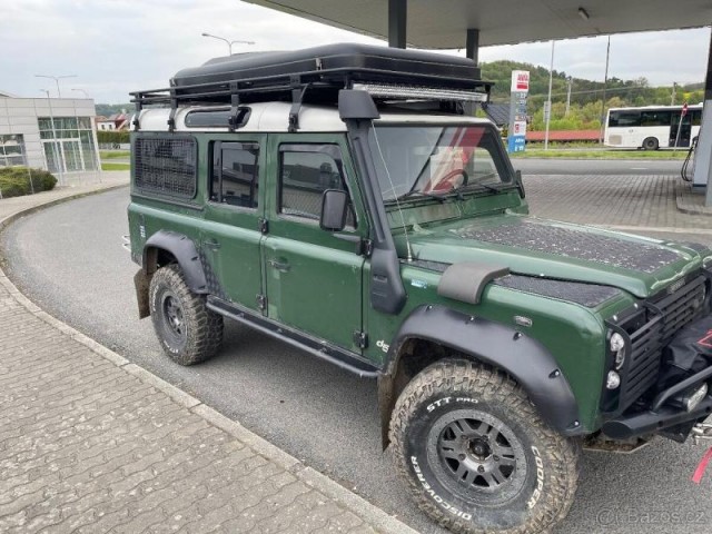 Land Rover Defender 