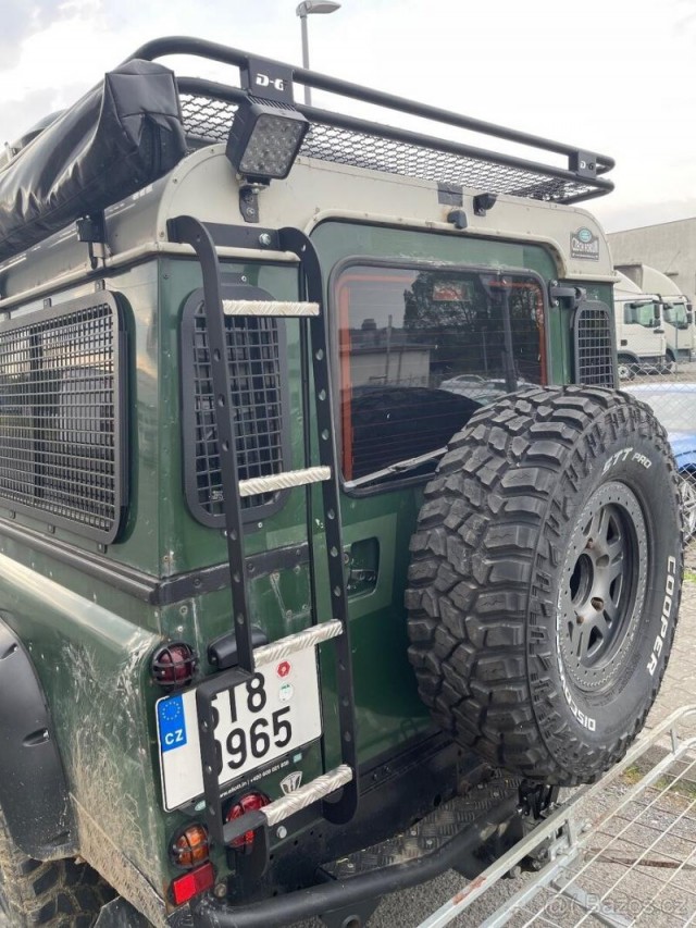 Land Rover Defender 