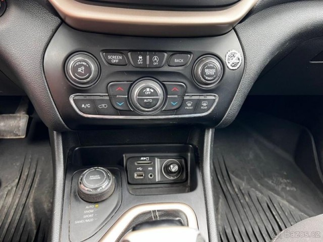 Jeep Cherokee 2,0   183 557km, + letní kola