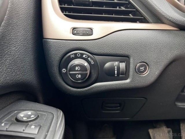 Jeep Cherokee 2,0   183 557km, + letní kola