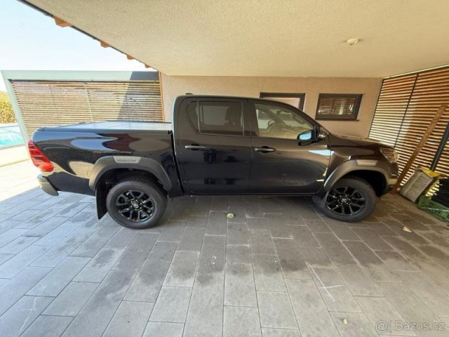 Toyota Hilux invicible v plné výbavě
