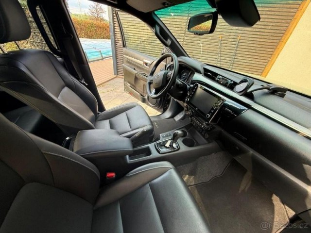 Toyota Hilux invicible v plné výbavě