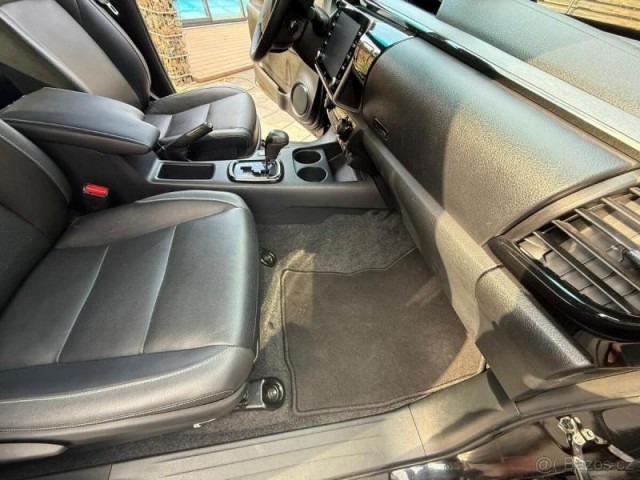 Toyota Hilux invicible v plné výbavě