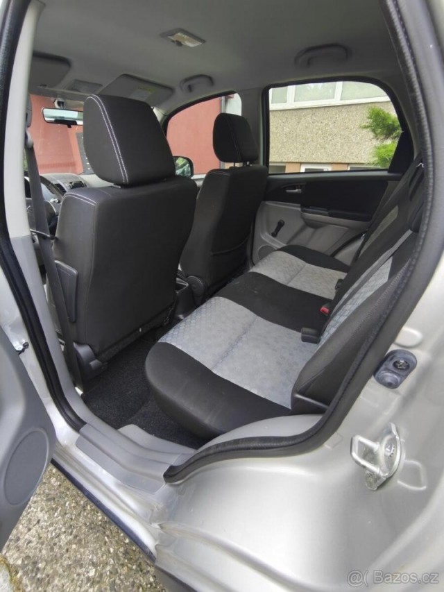 Suzuki SX4 1,6   105742 km,STŘÍBRNÁ METAL