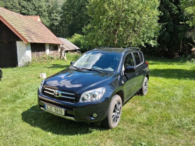 Toyota RAV4 2,2   r. v. 2008, spolehlivé S