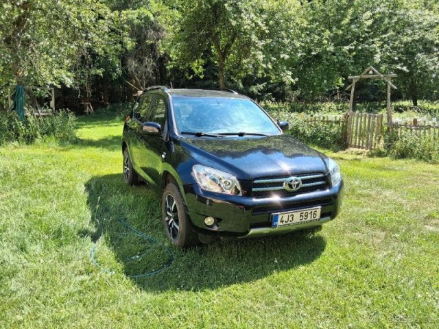 Toyota RAV4 2,2   r. v. 2008, spolehlivé S
