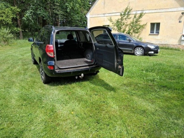 Toyota RAV4 2,2   r. v. 2008, spolehlivé S