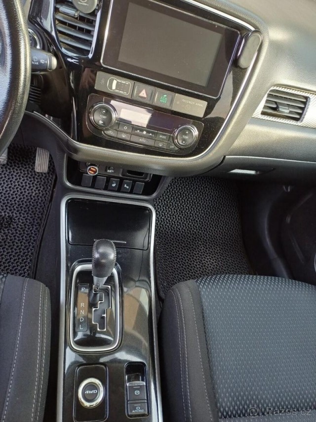 Mitsubishi Outlander 2,2   Nabizim k prodei