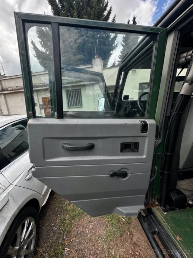 Land Rover Defender 