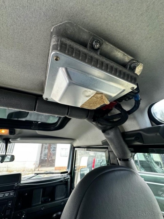 Land Rover Defender 