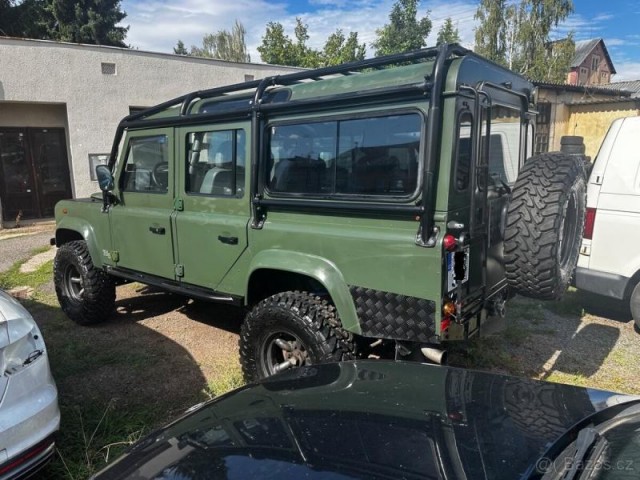 Land Rover Defender 