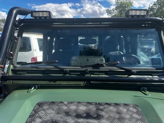 Land Rover Defender 