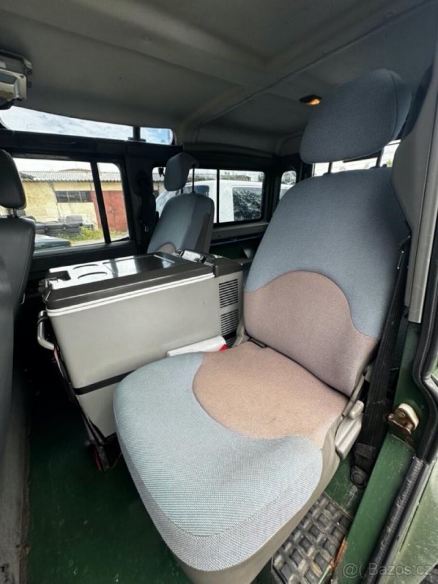 Land Rover Defender 