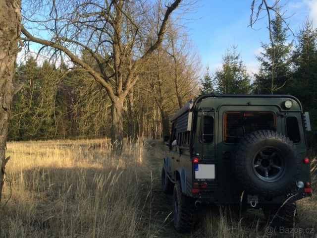 Land Rover Defender 