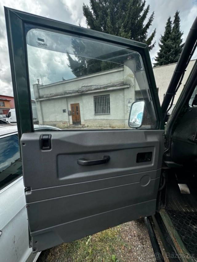 Land Rover Defender 